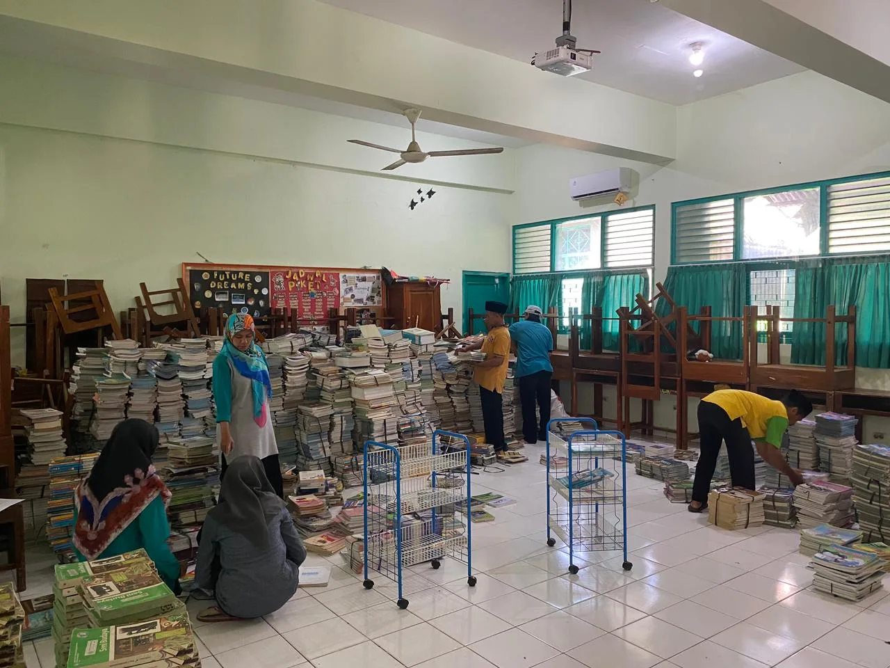 Perpustakaan MAN 3 Sleman Lakukan Penyiangan Buku untuk Optimalkan Koleksi