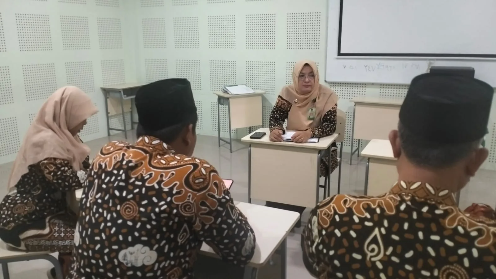 Kepala MTsN 9 Sleman Pimpin Rapat Koordinasi Tim Pengelola MBG