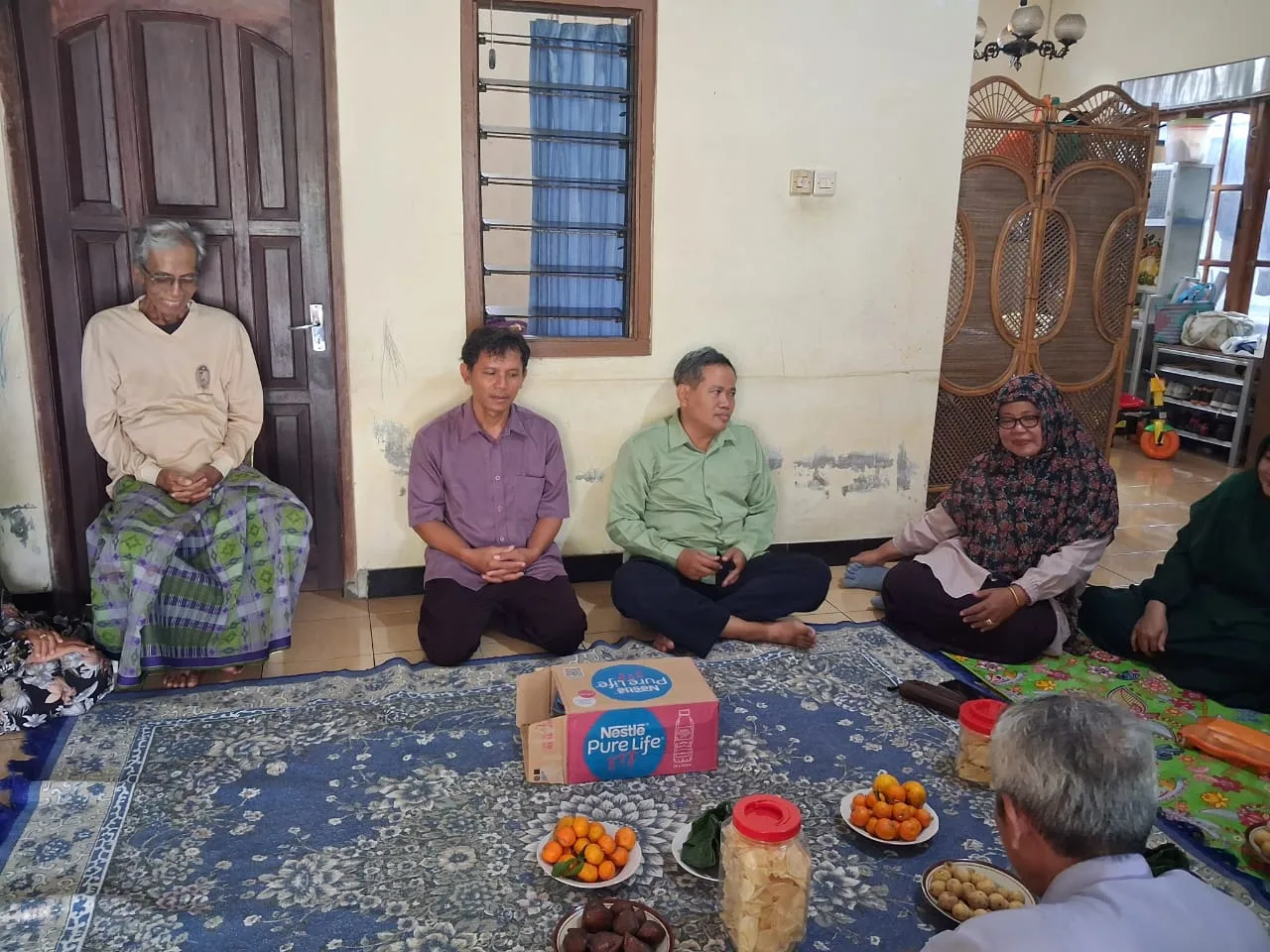 Tebar Doa dan Empati, MTsN 8 Sleman Jenguk Mertua Pegawai yang Sedang Sakit