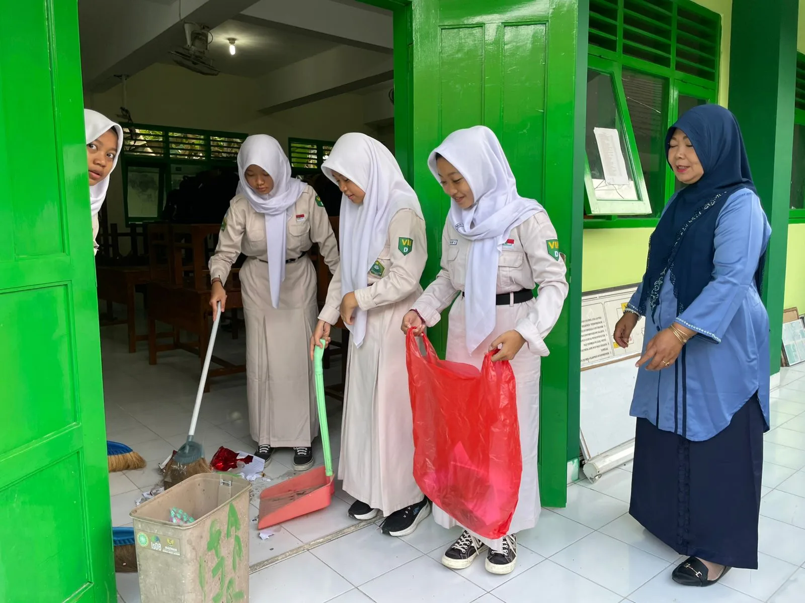 Jum’at Bersih, Sarana Edukasi Karakter Peduli Lingkungan di MTsN 4 Sleman