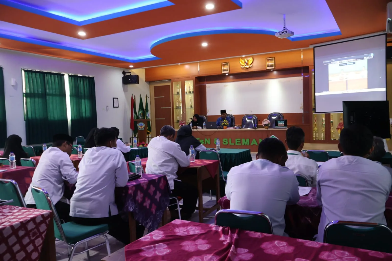 MTsN 8 Sleman Gelar Rapat Koordinasi Persiapan Pembinaan Karakter Kelas IX di Taman Banyu Gemblinding Klaten