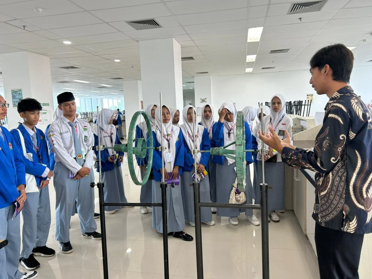 Perkuat Literasi Sains, Siswa MAN 3 Sleman Kunjungi Laboratorium Fisika Dasar ITS