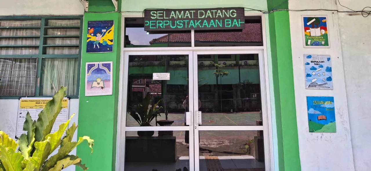 Sambutan Hangat di Pintu Literasi, Running Text Percantik Perpustakaan Bahrul Ilmi MAN 2 Sleman