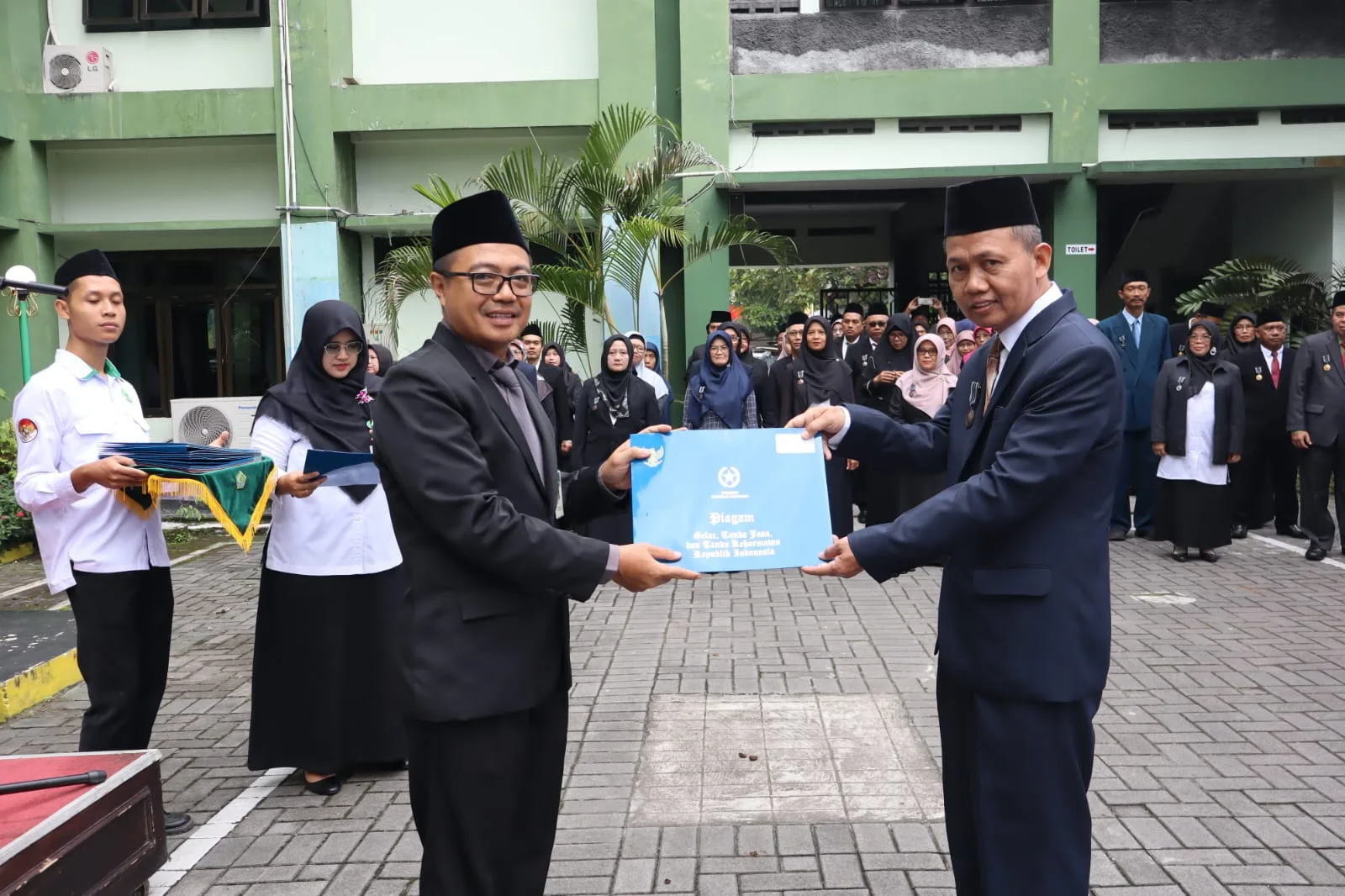 Terima Satya Lancana H. Masruri, S.Pd.I. Guru MTs Negeri 3 Sleman Ucap Syukur dan Bahagia