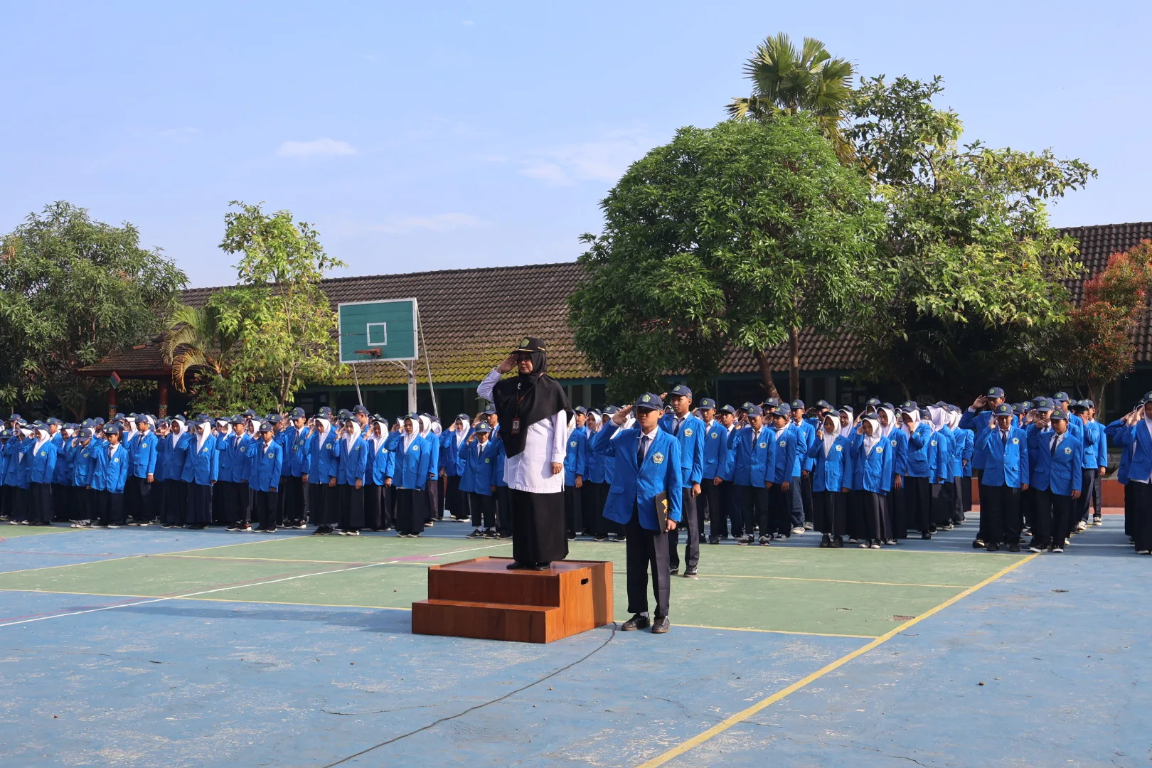Upacara Bendera MTsN 8 Sleman Penuh Khidmat, Diwarnai Perpisahan Guru Purna Tugas