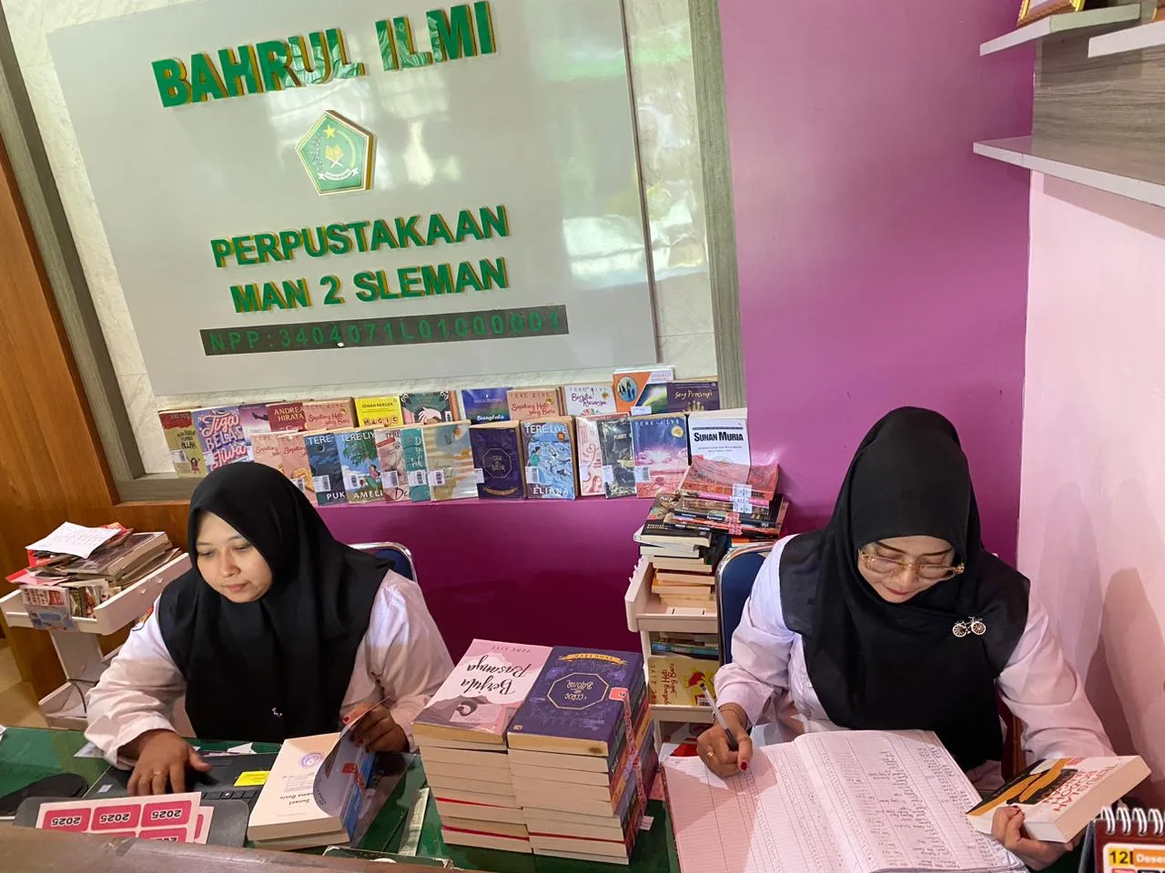 Pengolahan Buku Fiksi Baru, Perpustakaan Bahrul Ilmi Hadirkan Bacaan Favorit Siswa