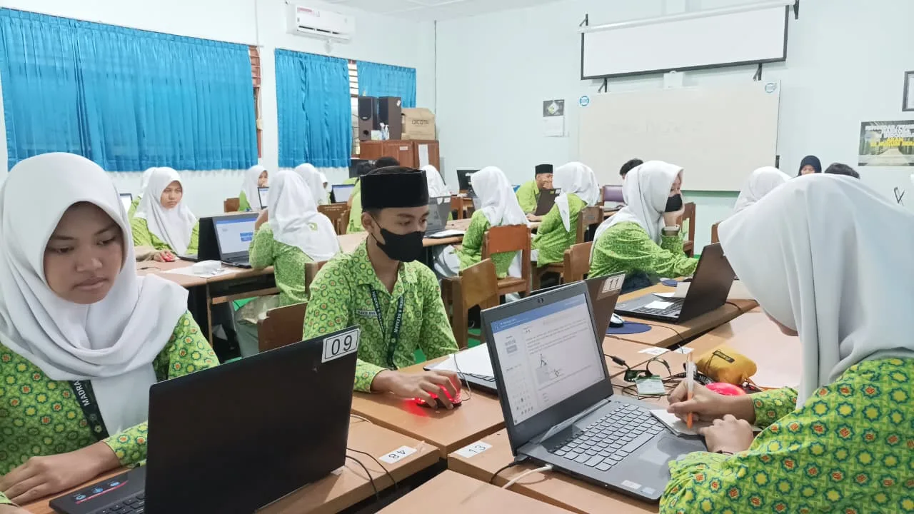 Siswa Kelas IX MTsN 9 Sleman Antusias Kerjakan Soal IPA pada PPTKA-TKAD Tahap II MKKS SMP/MTs Kabupaten Sleman