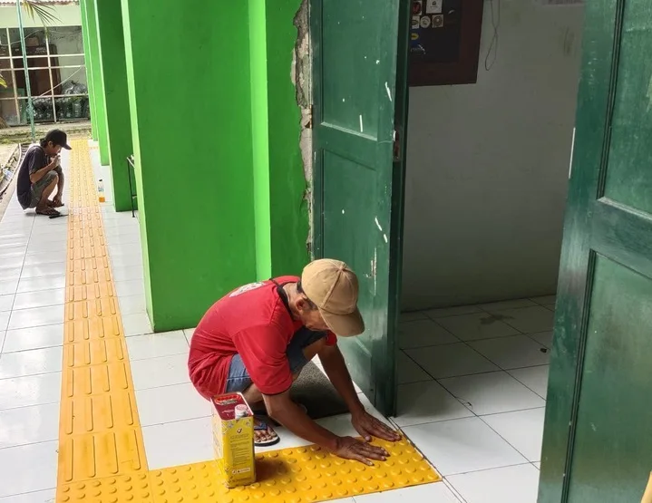 MAN 2 Sleman Pasang Guiding Block, Wujud Komitmen Madrasah Ramah Disabilitas