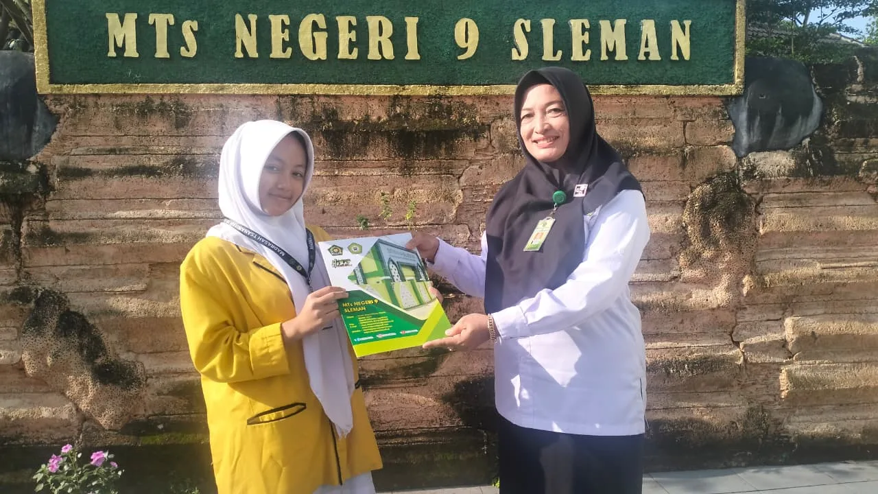 MTsN 9 Sleman Serahkan Reward dan Uang Pembinaan kepada Peraih Juara 3 Cerita Islami MANU Competition #6