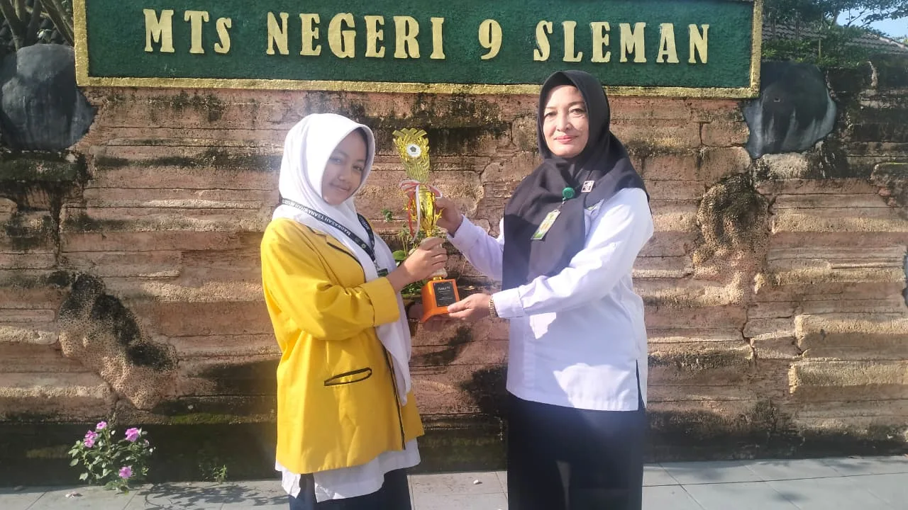 Penuh Rasa Bangga, Queen Agatha Serahkan Piala Juara 3 Cerita Islami MANU Competition #6 kepada MTsN 9 Sleman