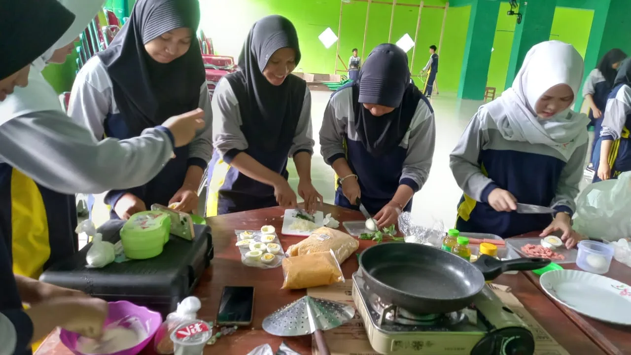 Pembelajaran PKWU di MAN 2 Sleman, Siswa Kelas XI Praktik Masakan Kontinental dan Belajar Berwirausaha