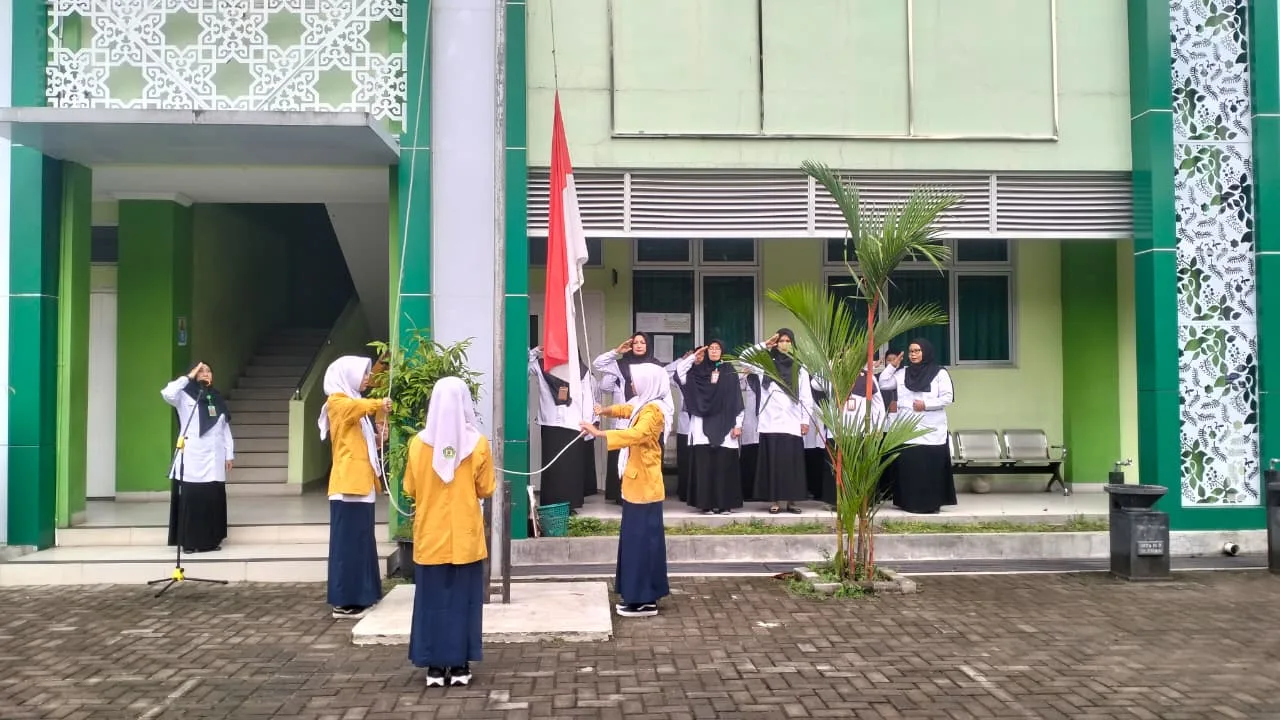 Upacara Bendera Senin Pagi di MTsN 9 Sleman Tekankan Pentingnya Kebersihan Madrasah