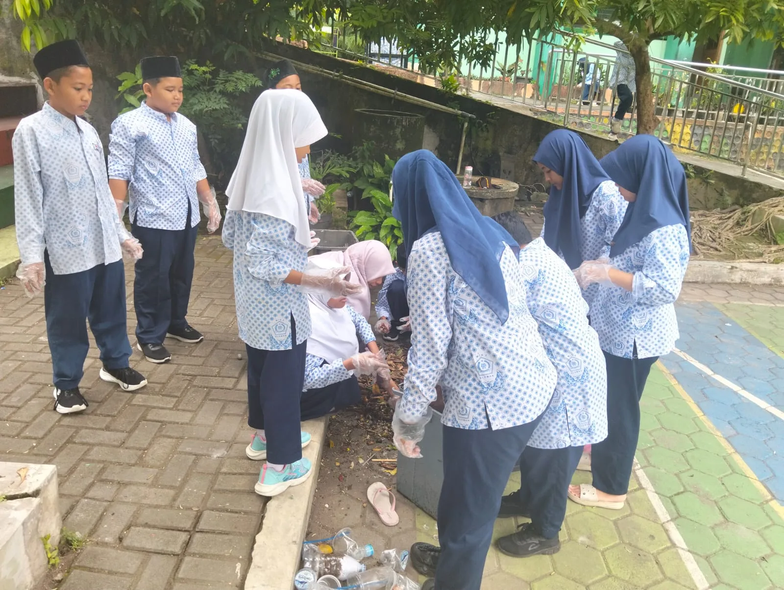 Jum’at ASRI, Guru Pegawai dan Siswa MIN 2 Sleman Laksanakan Kegiatan Operasi Semut Kasih