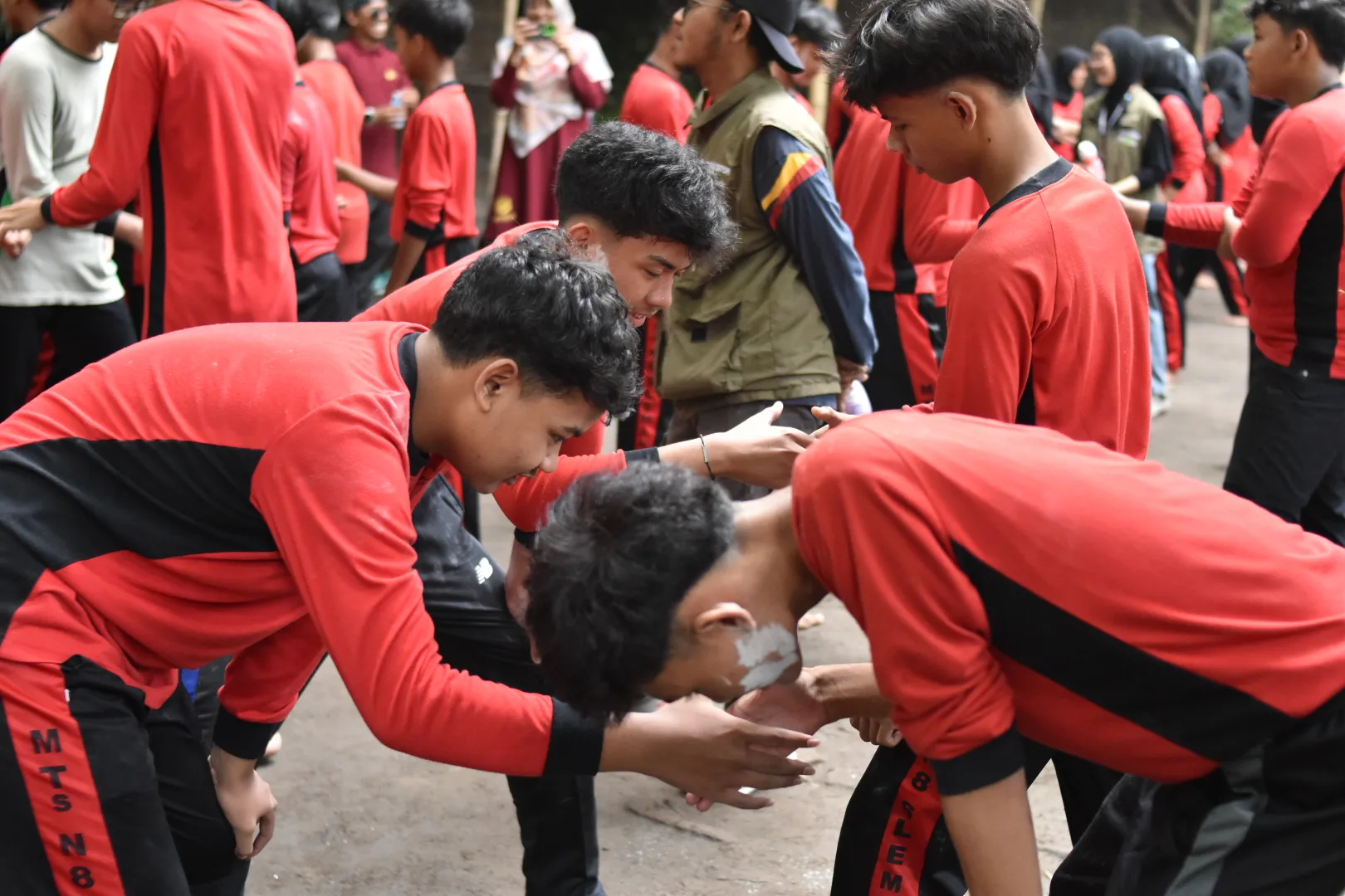 Fokus dan Konsentrasi Ditanamkan Melalui Kegiatan Outbond Siswa Kelas IX MTsN 8 Sleman