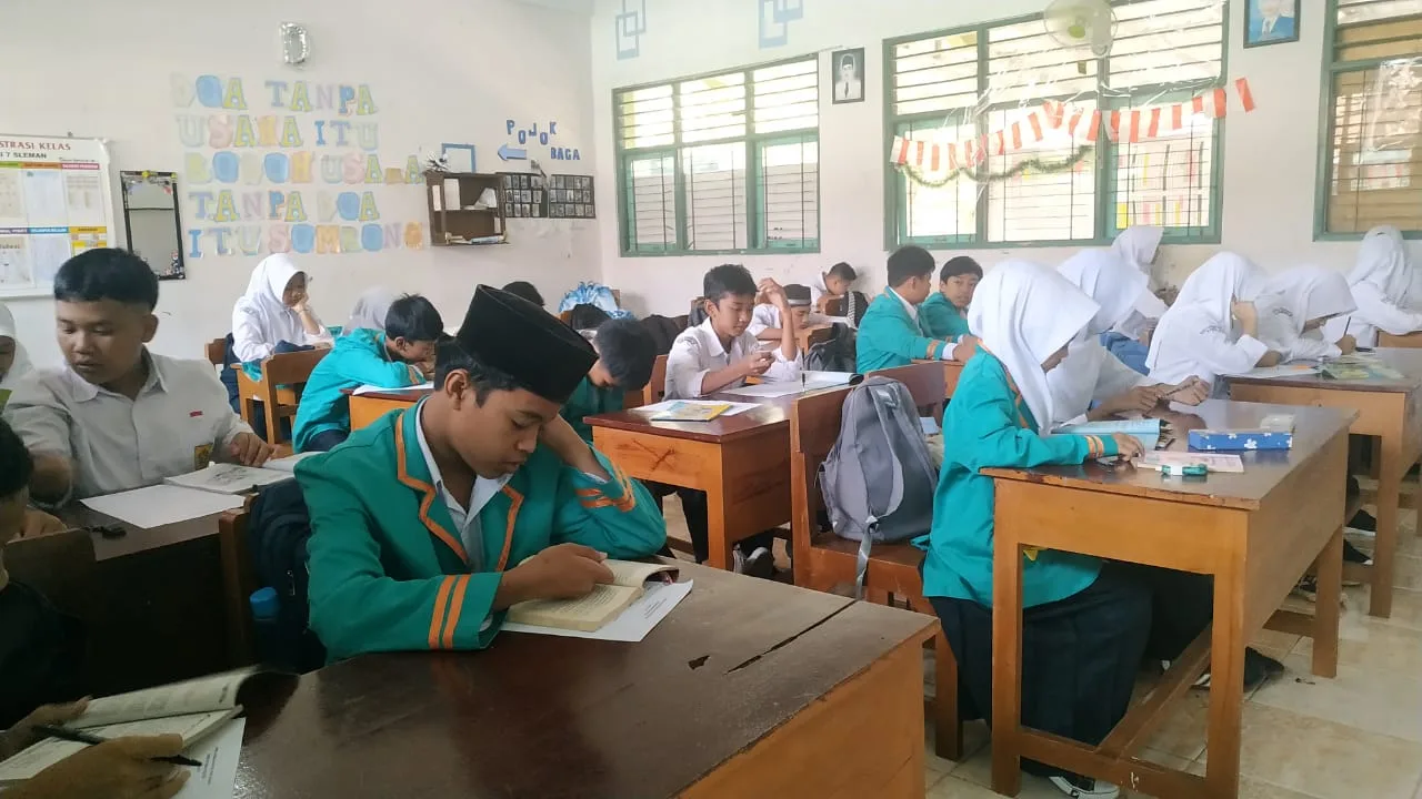 Kegiatan Literasi Madrasah : Murid MTsN 7 Sleman Didorong Untuk Membaca Melalui Gerakan ‘JIBAKU’