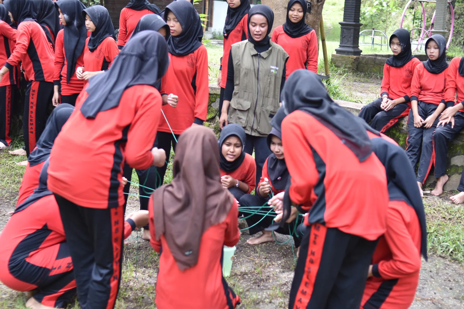Outbond Ajarkan Kerja Sama Tim, Komunikasi, dan Konsentrasi Siswa Kelas IX MTsN 8 Sleman