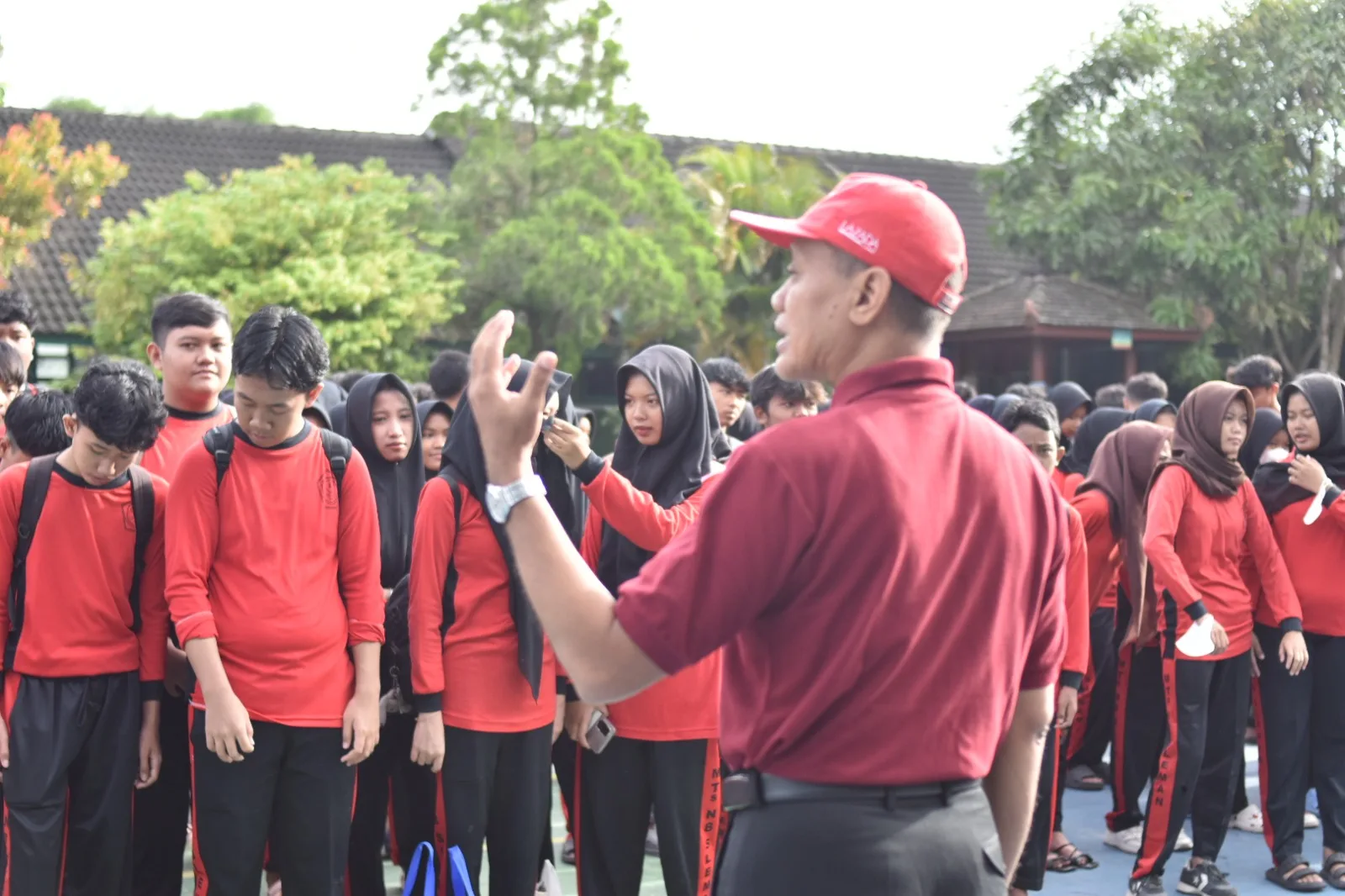 Pengarahan Kepala MTsN 8 Sleman Jelang Character Building Siswa Kelas IX