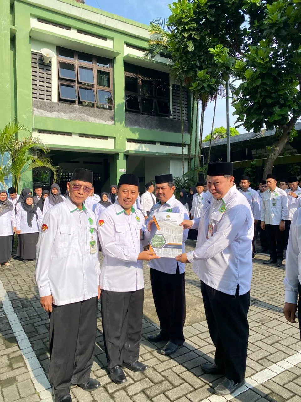 Kepala MAN 2 Sleman Raih Penghargaan Terbaik II pada PKKM Tahun 2025