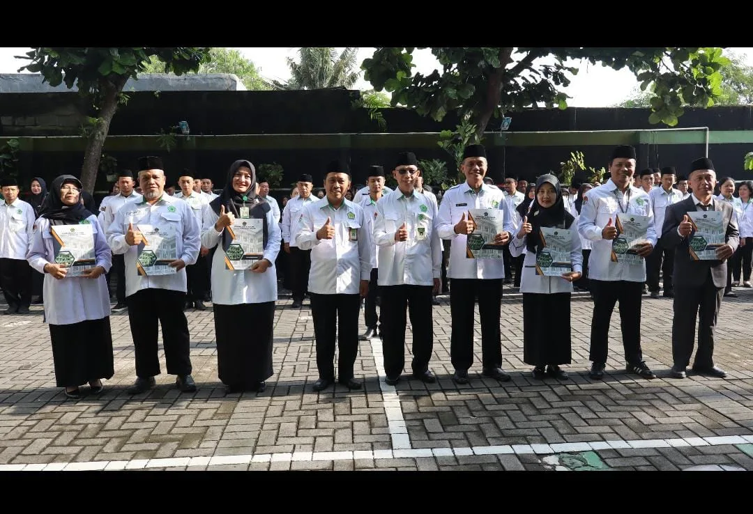 Kepala MTsN 9 Sleman Raih Prestasi PKKM, Terima Penghargaan pada Apel Pagi Kemenag Sleman