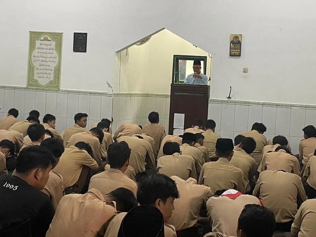 Khutbah  Salat Jumat di MTsN 10 Sleman: Tingkatkan Derajat dengan Ilmu dan Iman