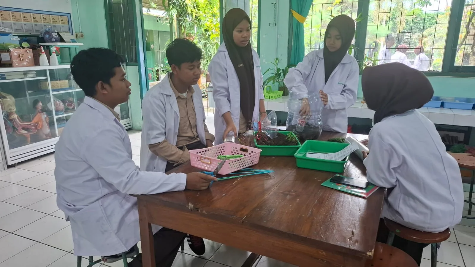 Belajar Biologi Lebih Nyata, Siswa Kelas XA MAN 5 Sleman Praktik Membuat Ekosistem