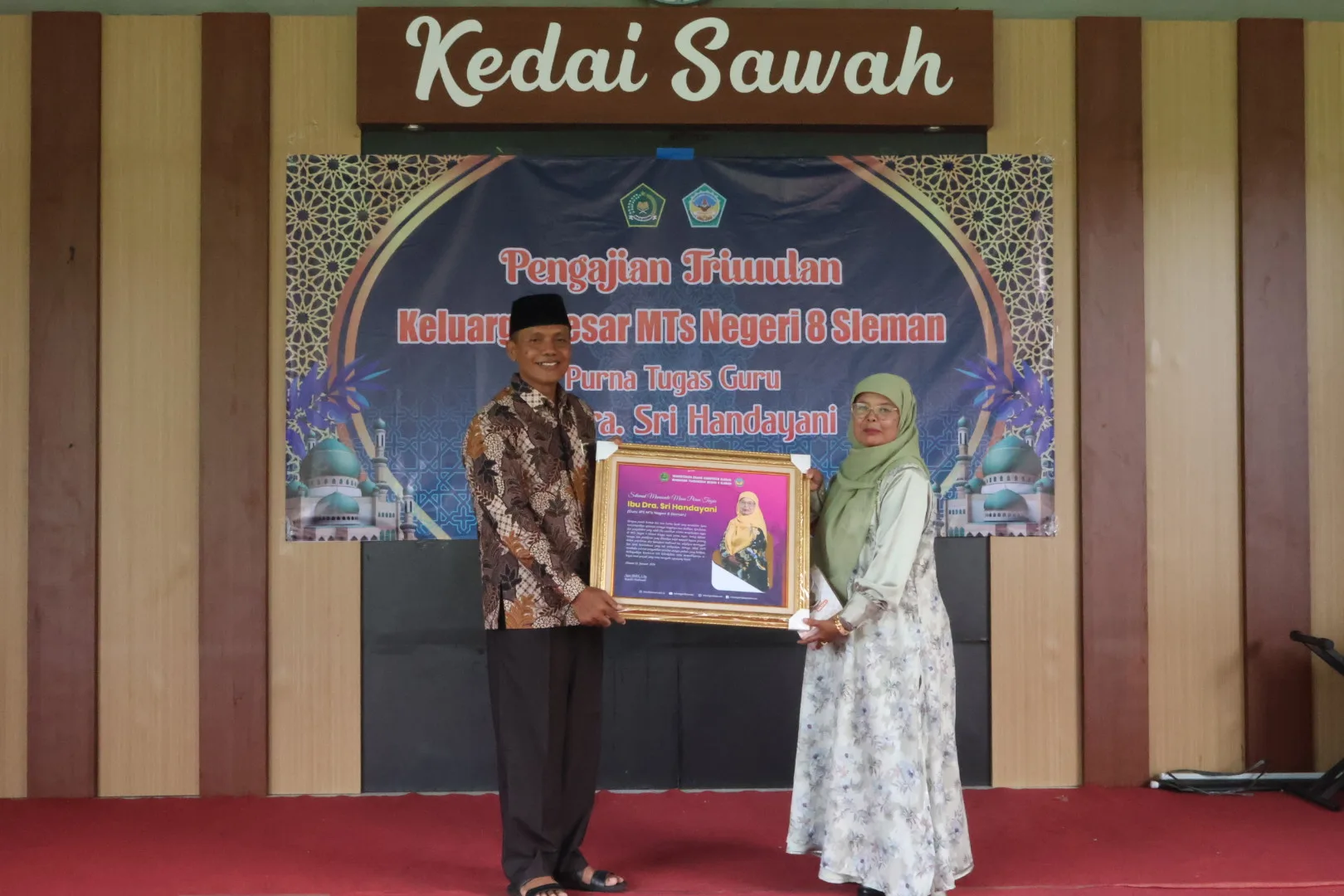 Dedikasi dan Keteladanan, MTsN 8 Sleman Gelar Pelepasan Guru Purna Dra. Sri Handayani
