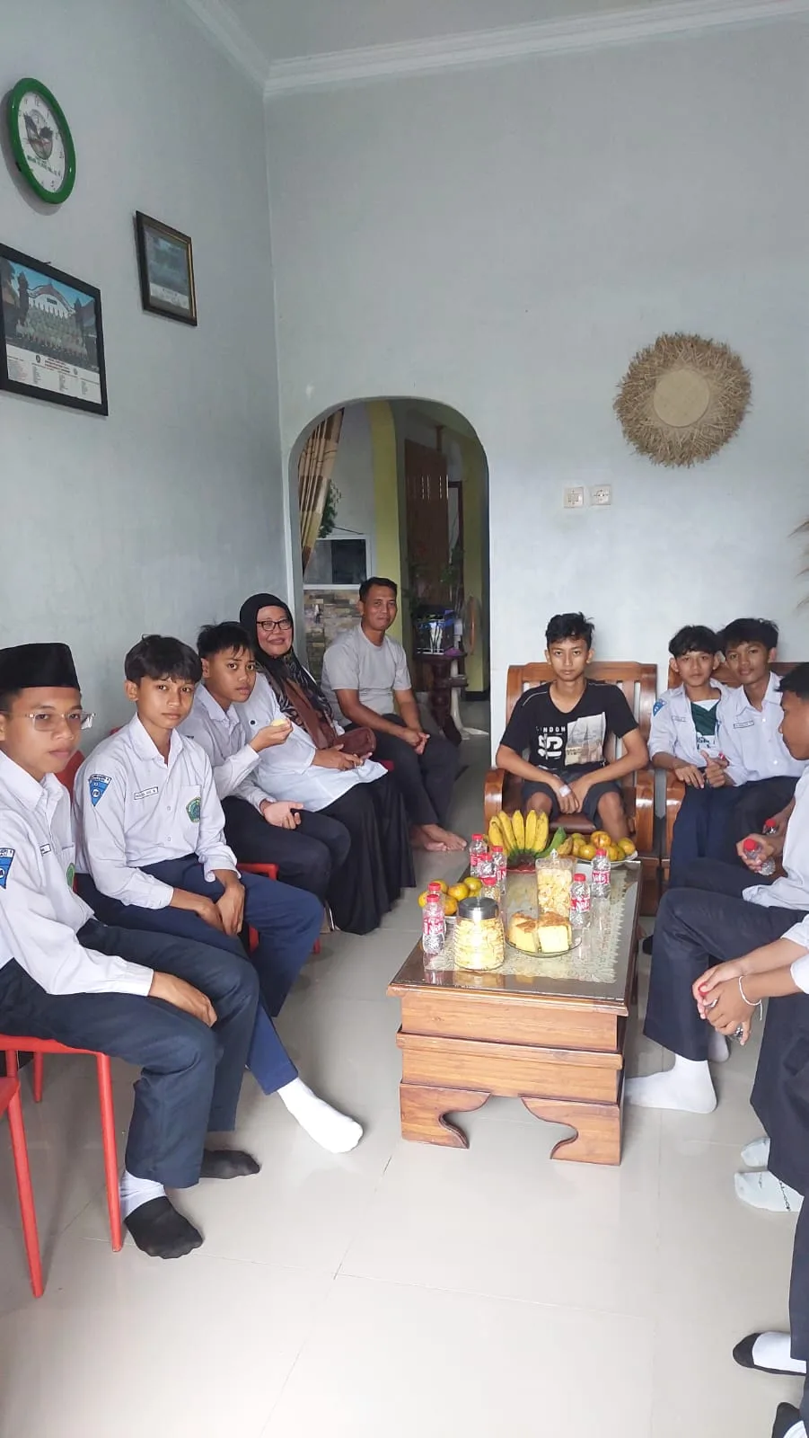 Eratkan Solidaritas, Siswa Kelas VIIIA MTsN 8 Sleman Jenguk Teman yang Sakit