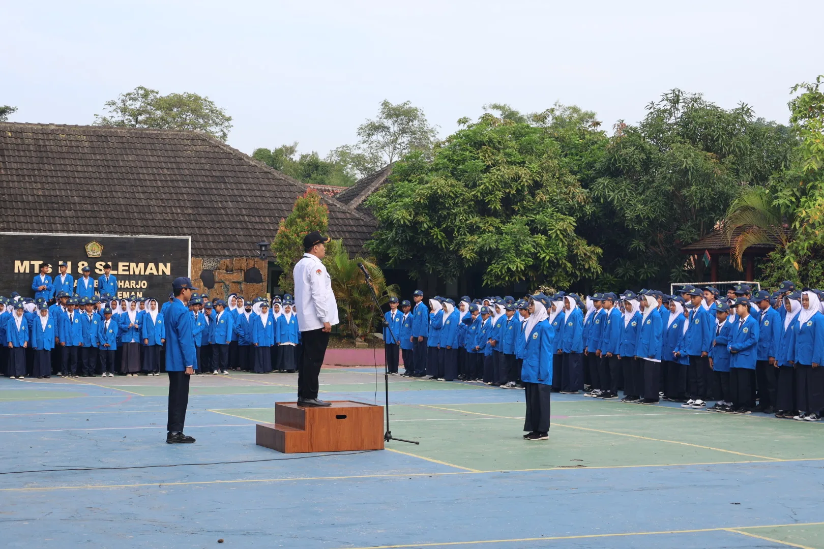 Tanamkan Disiplin Sejak Dini, MTsN 8 Sleman Konsisten Laksanakan Upacara