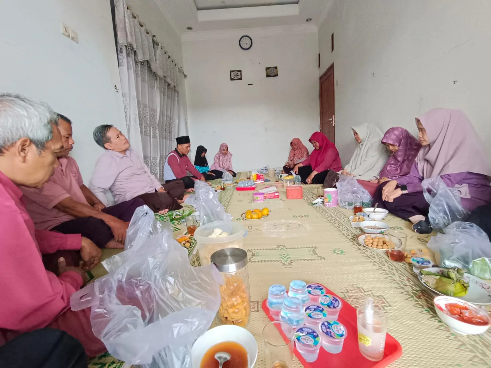Guru dan Pegawai MTsN 8 Sleman Jenguk Putri Guru yang Sakit, Wujud Kepedulian dan Solidaritas Keluarga Madrasah