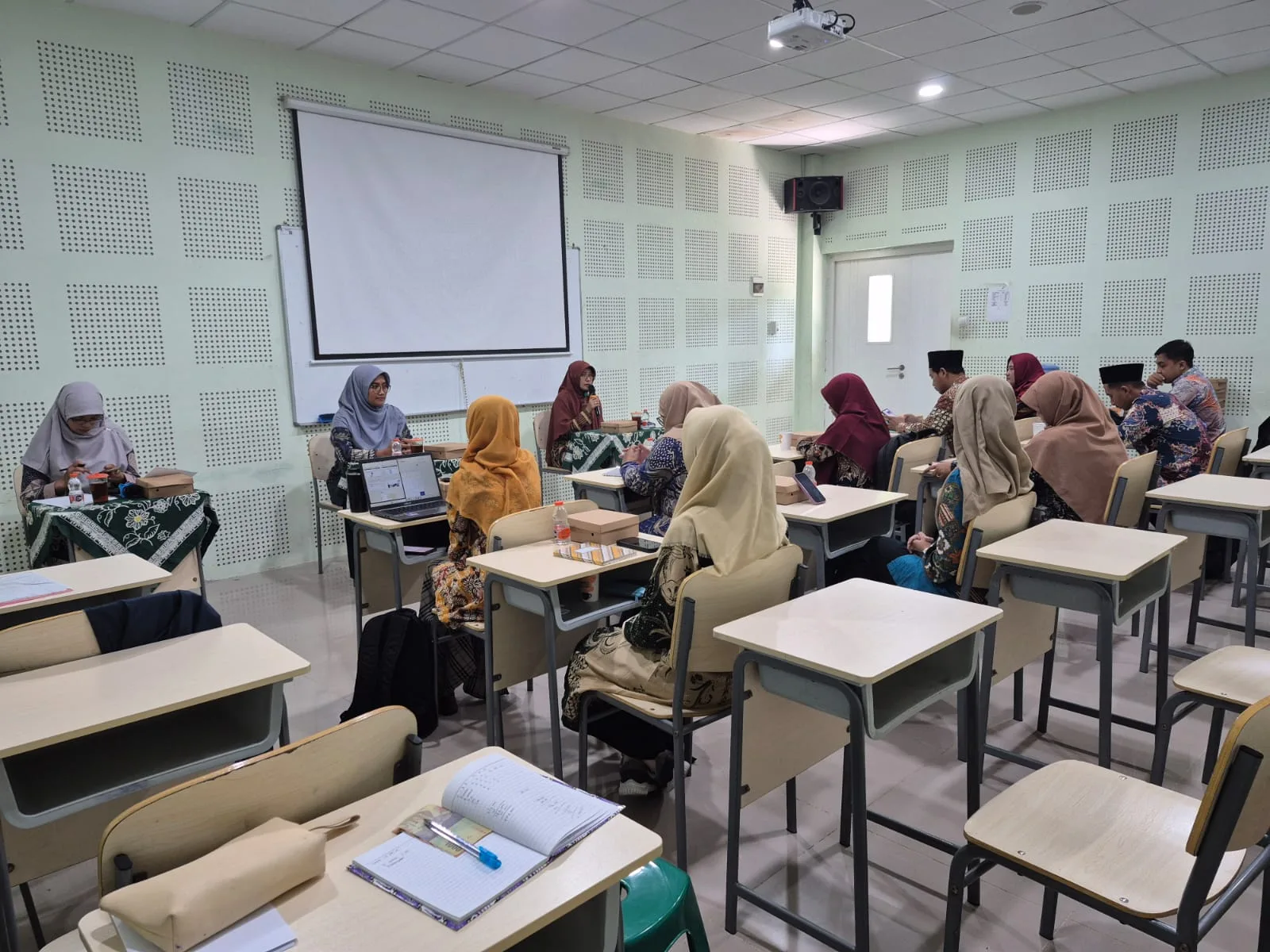 Guru Seni Budaya MTsN 8 Sleman Dalami Seni Teater Tradisional dalam MGMP