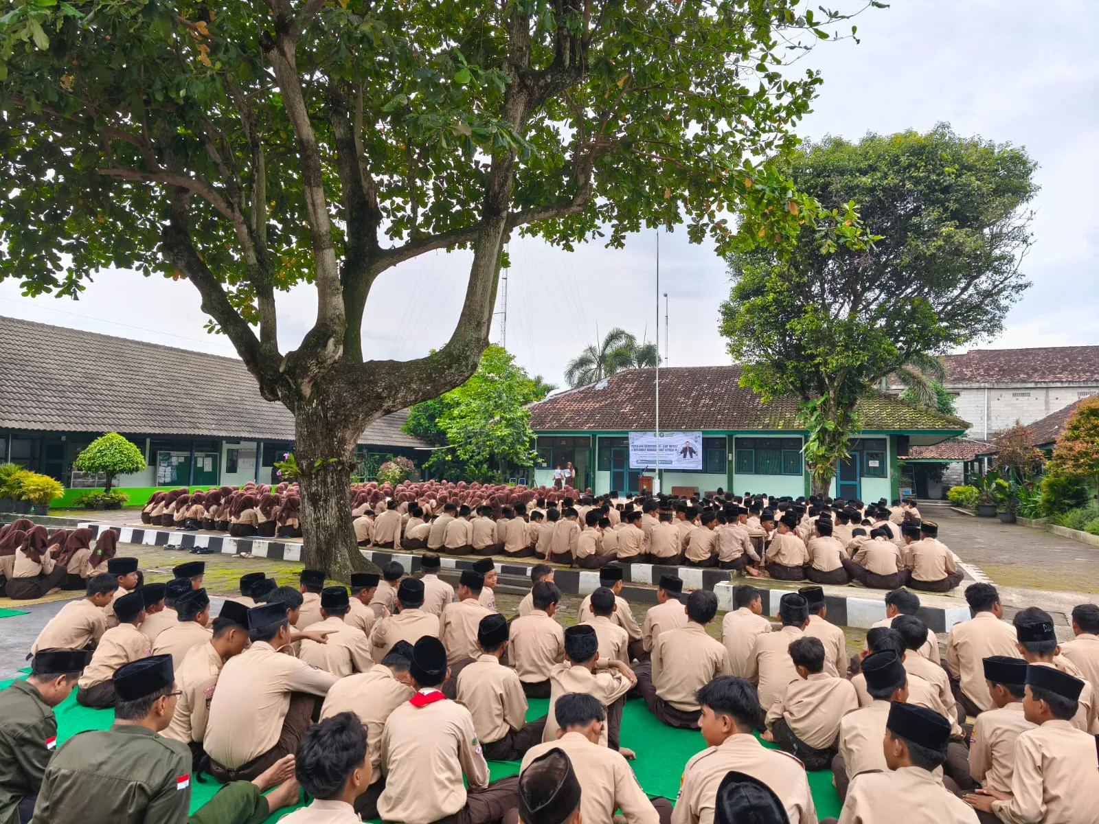 Kak Bimo Hidupkan Kisah Isra Mikraj dalam Pengajian di MTsN 1 Sleman