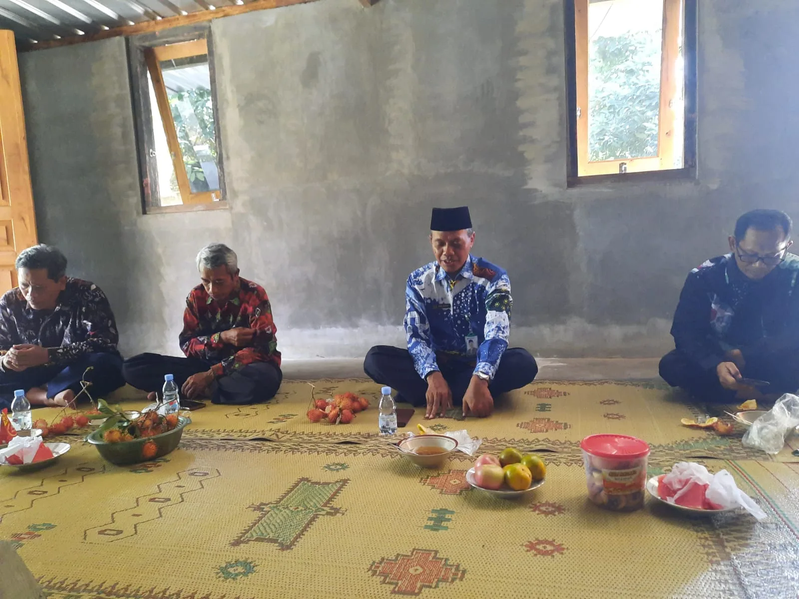 Pererat Silaturahmi, Guru dan Pegawai MTsN 8 Sleman Jenguk Ibunda Guru yang Sakit