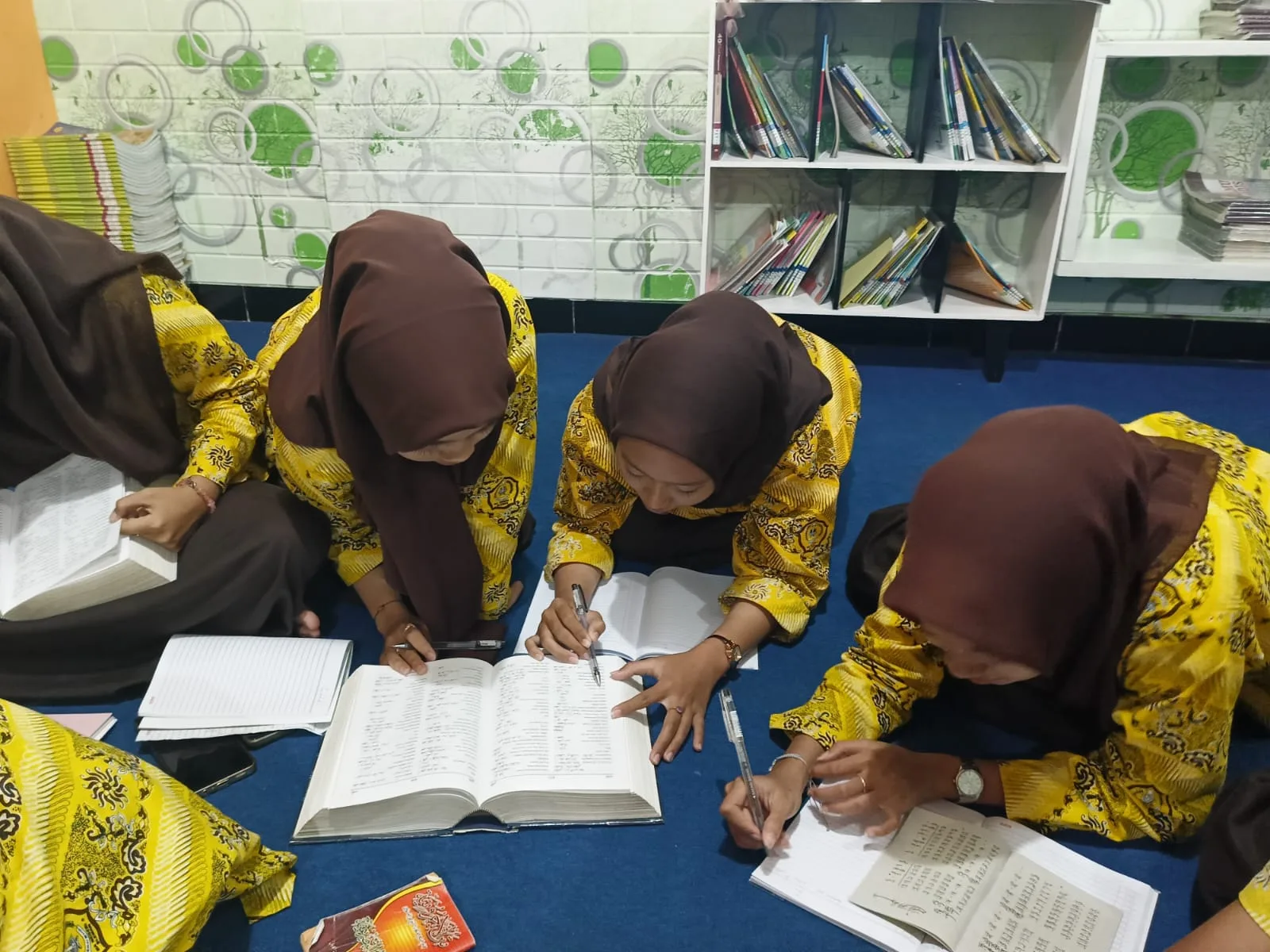 Belajar Bahasa Arab di Perpustakaan, Siswa XI G MAN 5 Sleman Tetap Setia Buka Kamus di Era AI