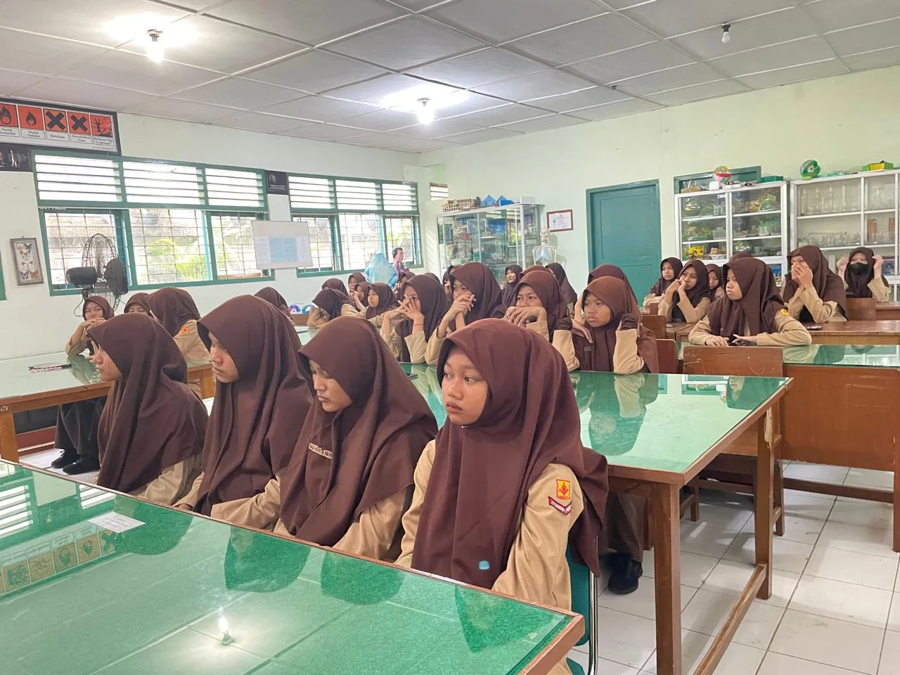 Jaga Kebersihan Kelas, Siswa MTsN 10 Sleman Laksanakan Piket Rutin