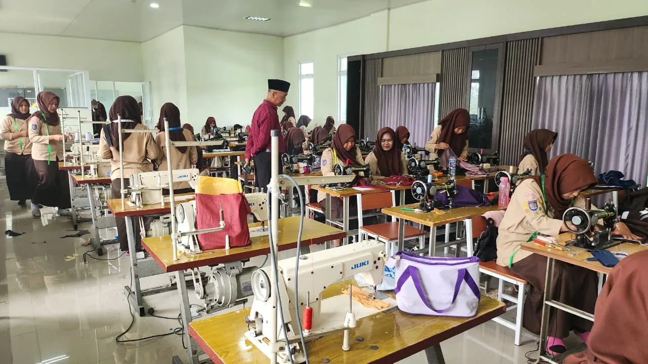 Kepala MAN 5 Sleman Tinjau Ujian Praktik Tata Busana, Bekal Keterampilan untuk Masa Depan Siswa