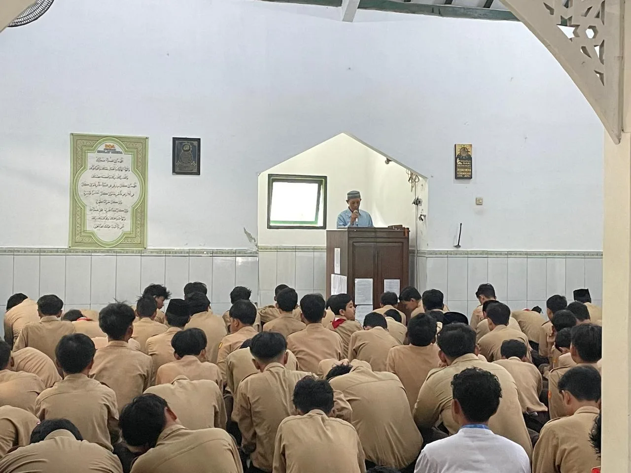 Khutbah Salat Jumat MTsN 10 Sleman Usung Tema Tebar Salam dan Jabat Tangan bagian dari Adab