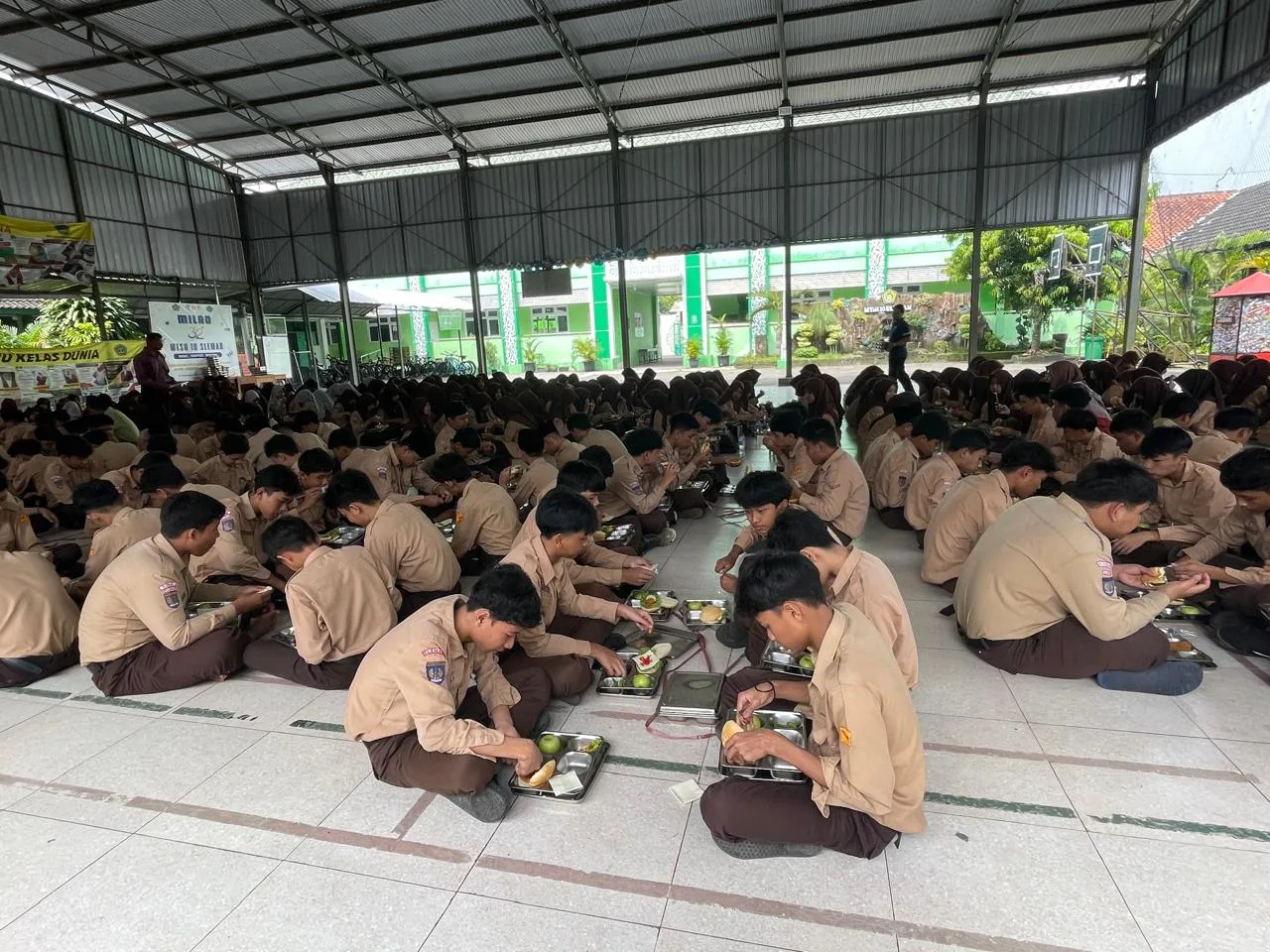 MBG MTsN 10 Sleman: Siswa Makan Bersama di Dome