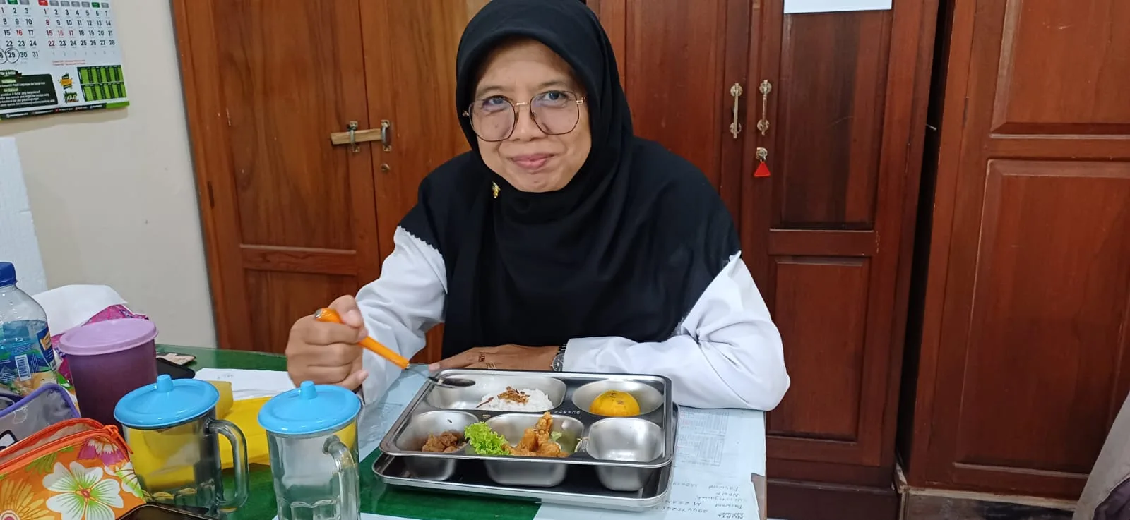 Senyum Guru MTsN 10 Sleman Sambut Distribusi  Perdana Makan Bergizi Gratis (MBG) bagi Guru dan Tendik