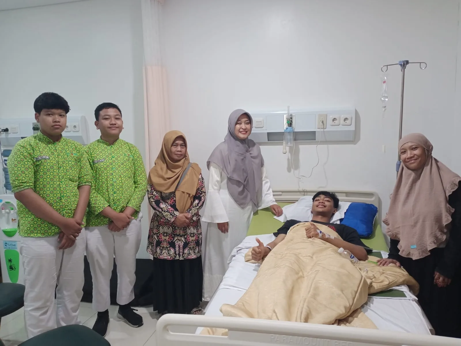 Tumbuhkan Empati, MTsN 3 Sleman Jenguk Siswa Cidera di RS Hermina