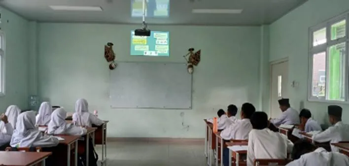 Guru Patungan Beli LCD, Pembelajaran Kelas 8A MTsN 10 Sleman Kian Interaktif