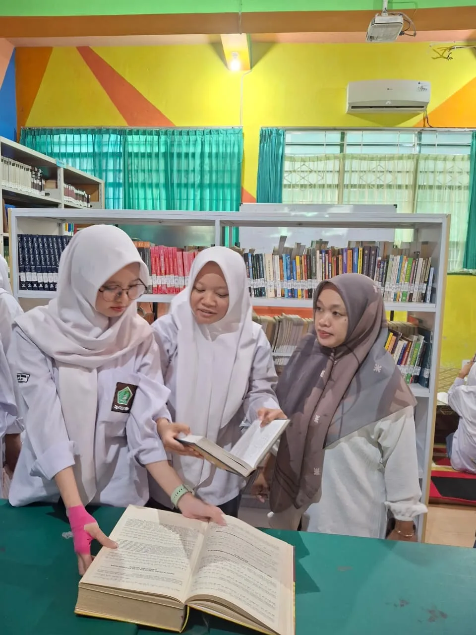 Belajar Hadis Berbasis Referensi: Guru dan Siswa MAN 2 Sleman Manfaatkan Ensiklopedia Hadis di Perpustakaan Bahrul Ilmi