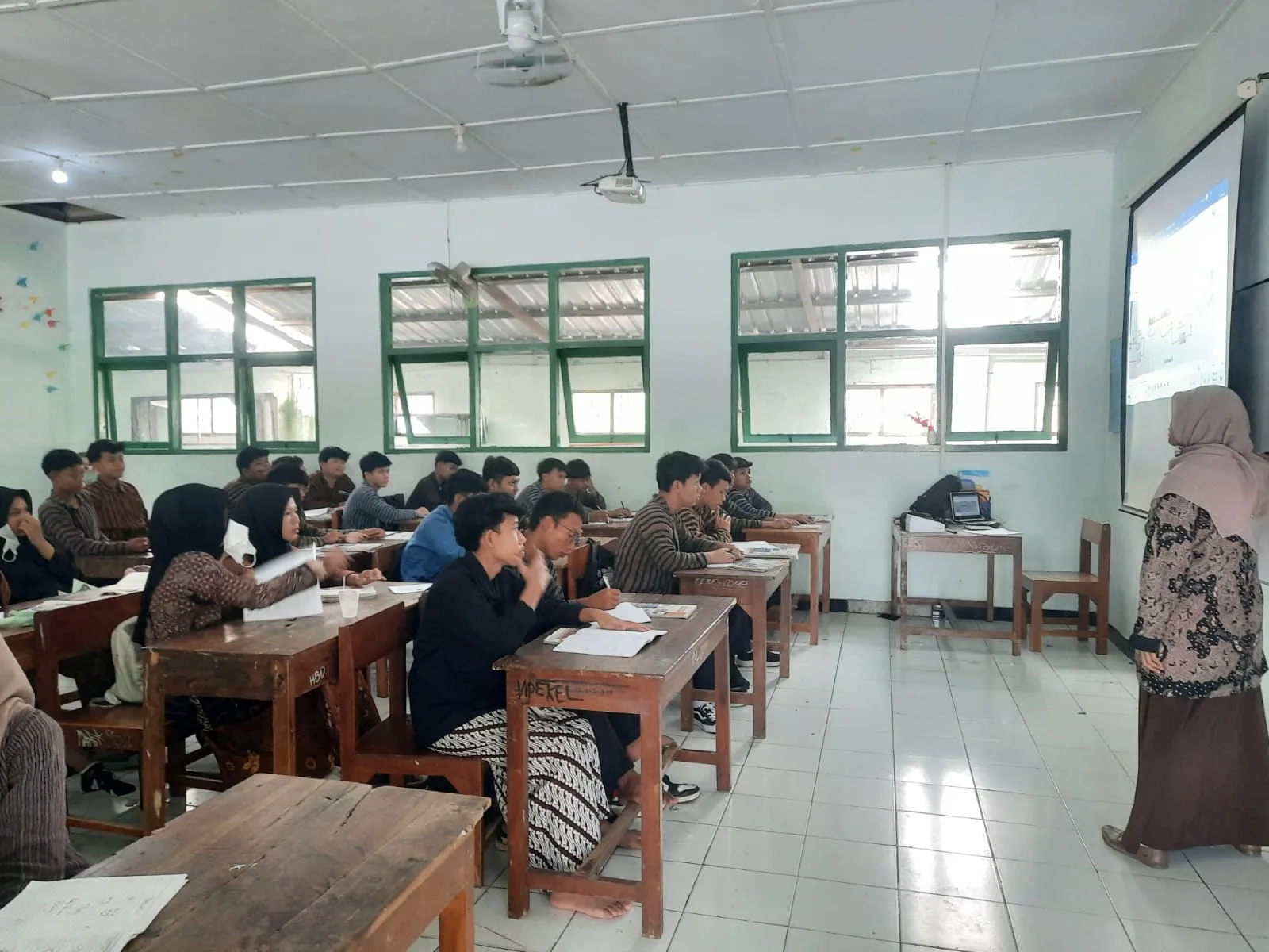 MTsN 8 Sleman Berikan Penambahan Materi Intensif bagi Siswa Kelas IX Selama PPTKAD DIY