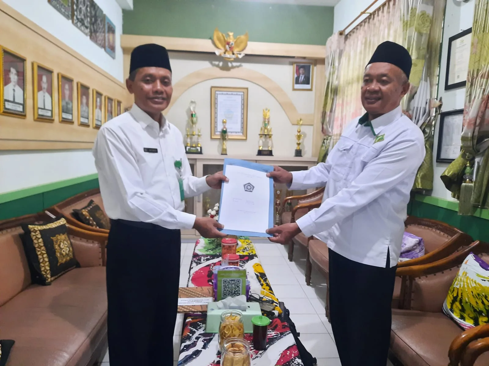 Pengawas Pembina Serahkan Nilai PKKM 2025, Kepala MTsN 8 Sleman Raih Terbaik ke-3