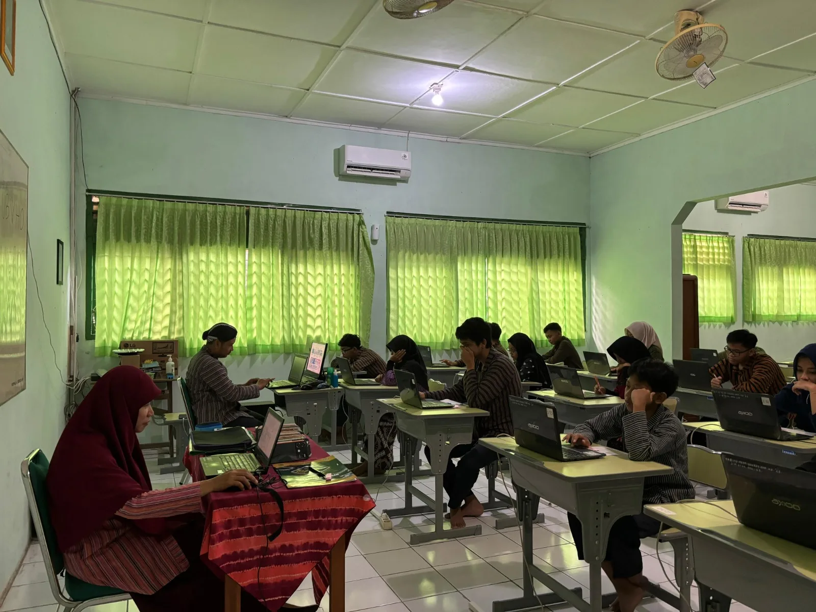 PPTKAD DIY Hari Terakhir di MTsN 8 Sleman, Siswa Kelas IX Ikuti Ujian IPA