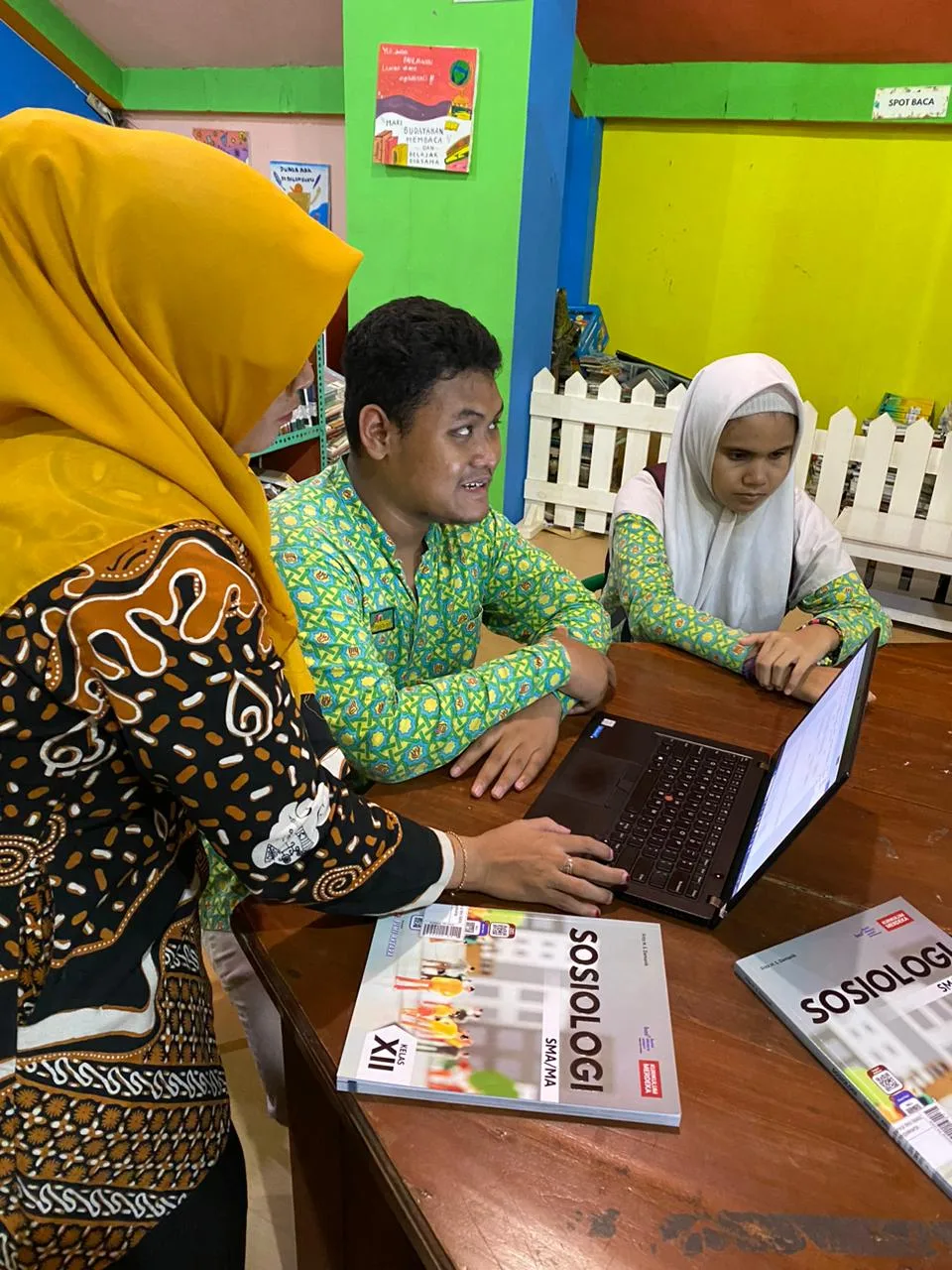 Pustakawan MAN 2 Sleman Laksanakan Bimbingan Pemustaka di Perpustakaan Bahrul Ilmi