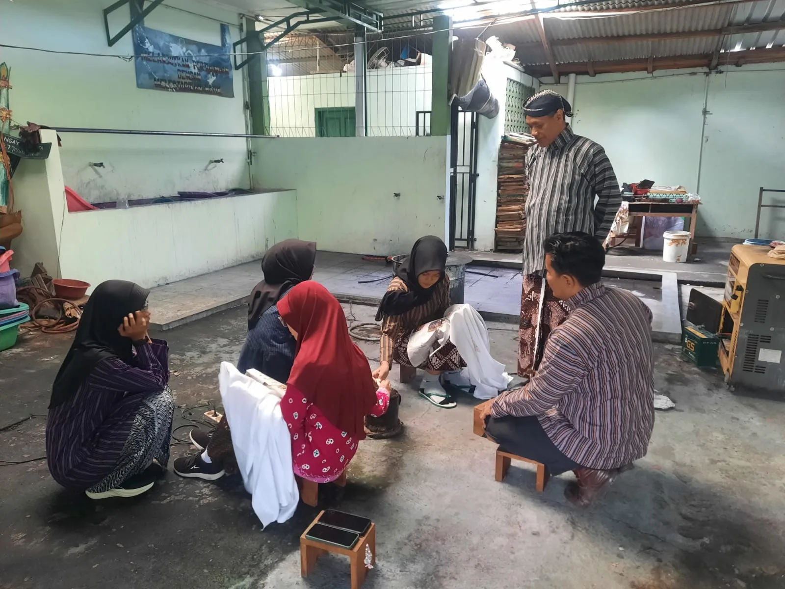 Kepala MTsN 8 Sleman Dampingi Praktik Mencanting dalam Pembelajaran Batik Kelas VIII