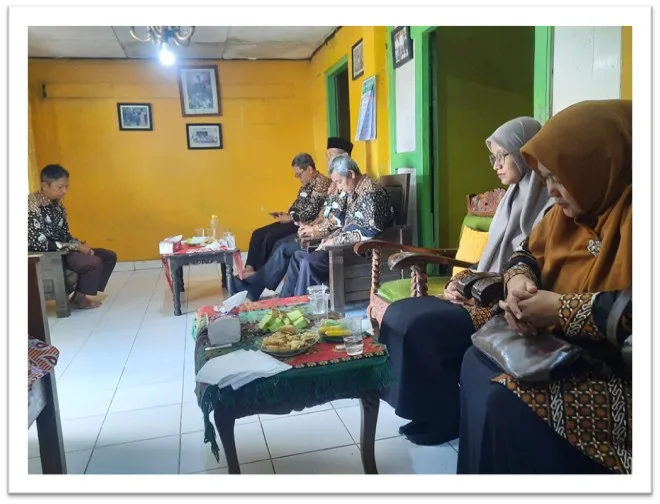 Kunjungan Keluarga Mts N 8 Sleman Untuk Memberikan Dukungan Kepada Salah Satu Keluarga Pegawai TU yang Sakit
