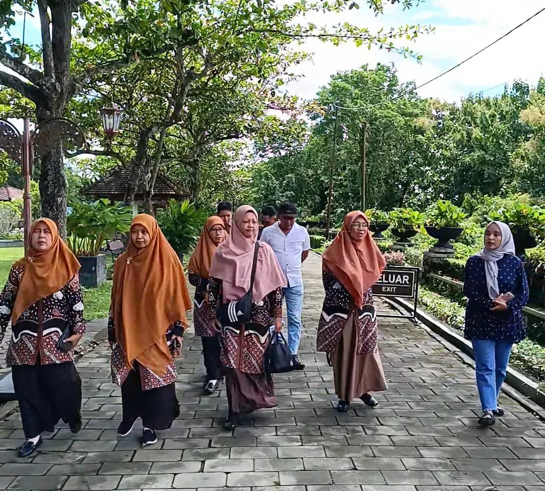 Mantapkan Persiapan Foto Year Book, Wali Kelas IX MTsN 8 Sleman Survei Lokasi di Keraton Ratu Boko
