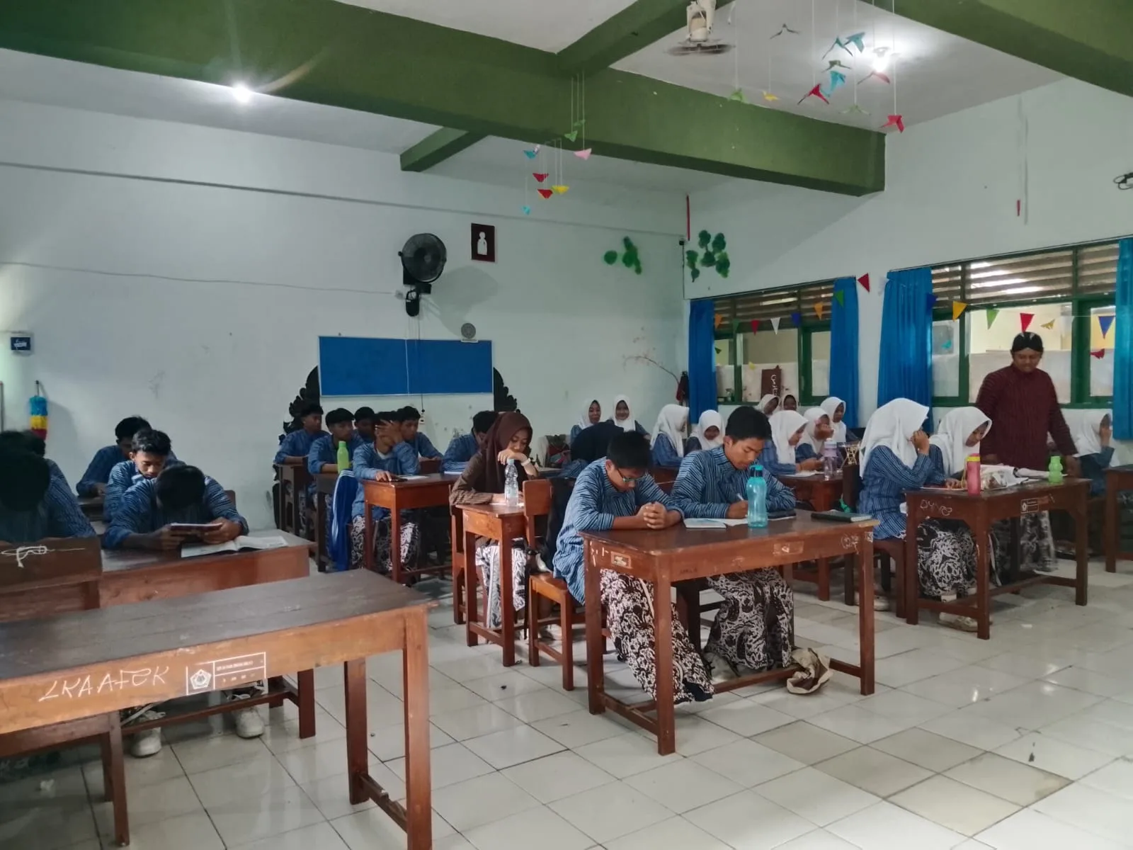 Nguri-uri Budaya Jawi, Siswa MAN 5 Sleman Tampil Berbusana Lurik dan Jarik di Kamis Pon