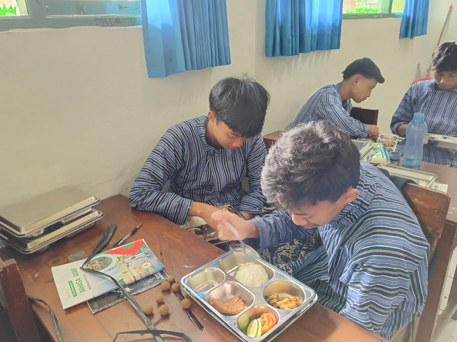 Nikmati Makan Bergizi Gratis, Siswa MAN 5 Sleman Makan Bersama di Kelas